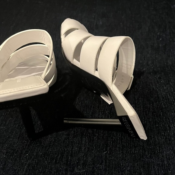 New edgy Balenciaga white leather sandals with straps with silver metal buckles. - Picture 4 of 8